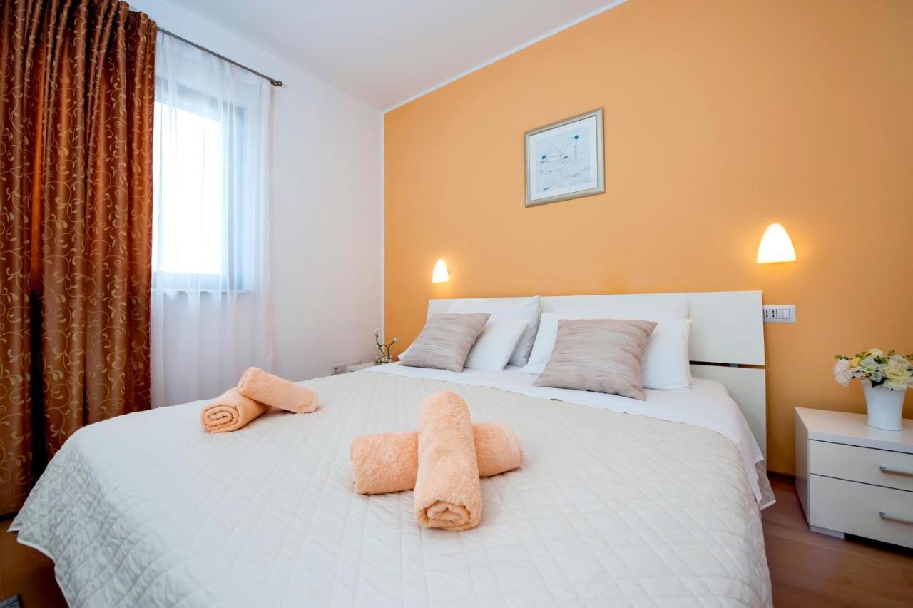 Apartments And Rooms Camaiore โรวีน ภายนอก รูปภาพ
