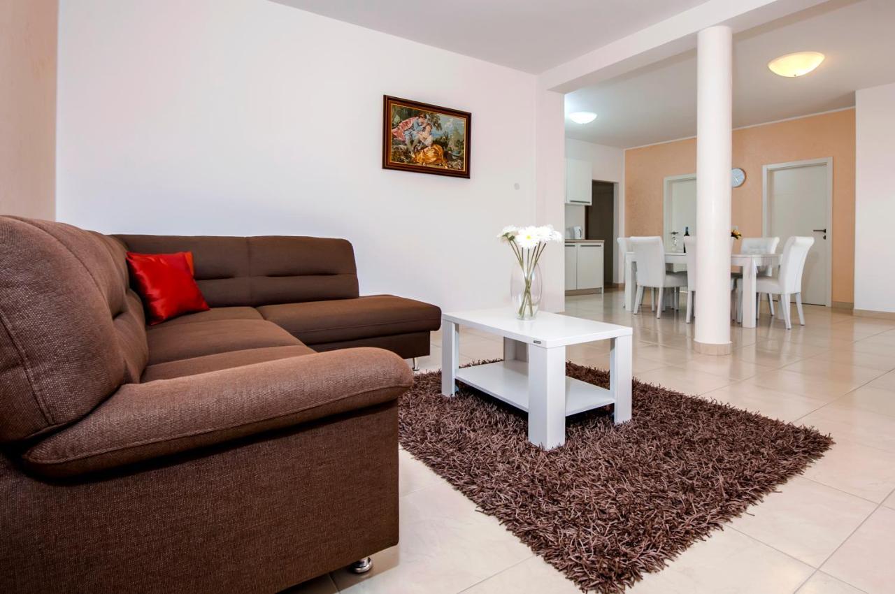 Apartments And Rooms Camaiore โรวีน ภายนอก รูปภาพ
