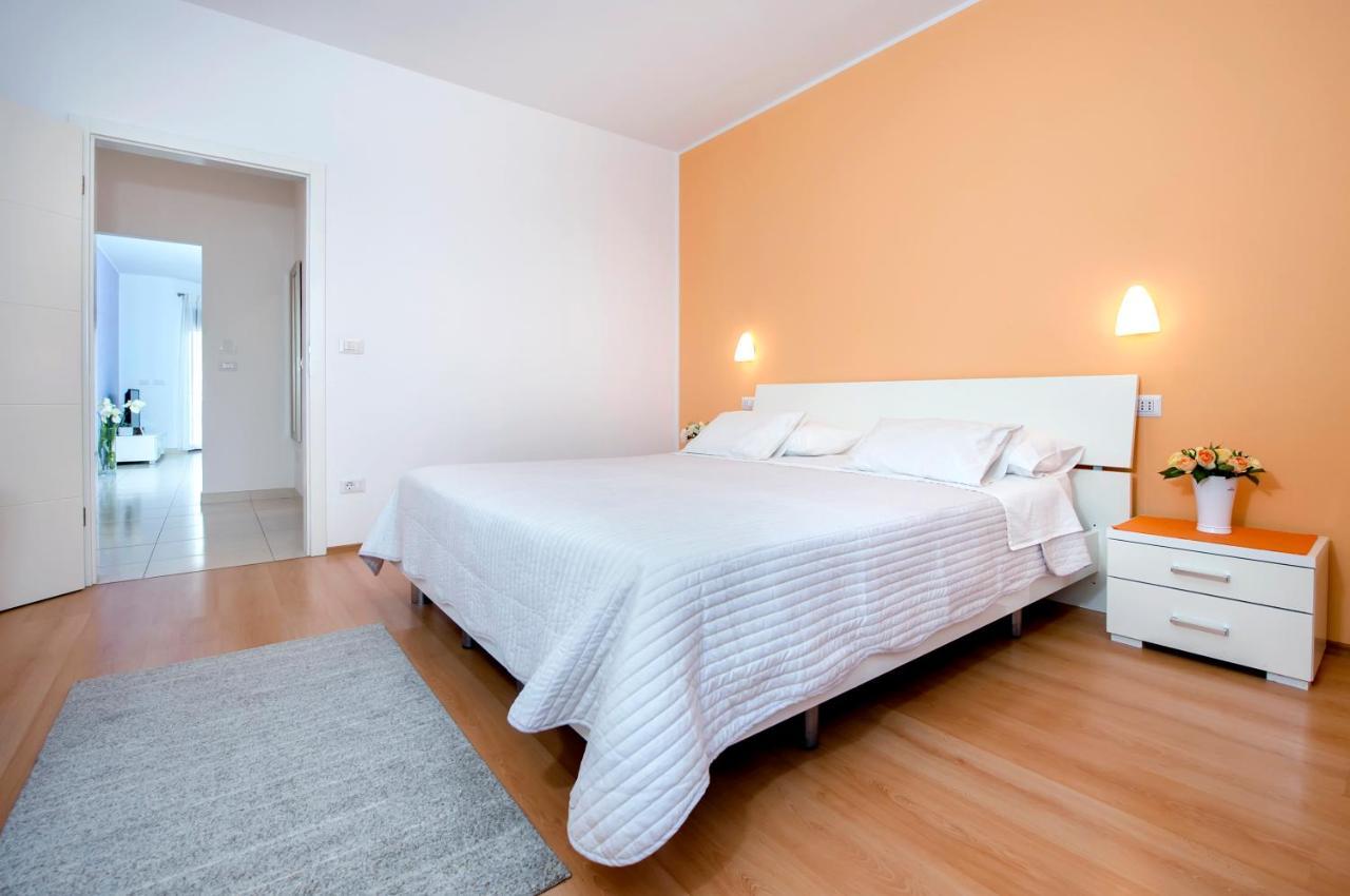 Apartments And Rooms Camaiore โรวีน ภายนอก รูปภาพ