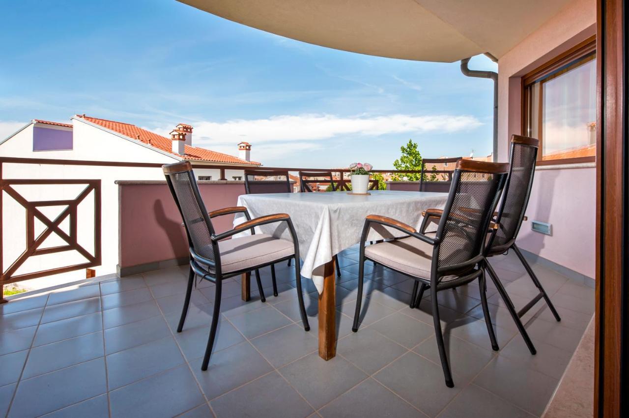 Apartments And Rooms Camaiore โรวีน ภายนอก รูปภาพ