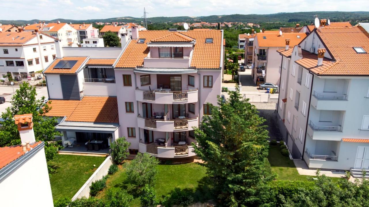 Apartments And Rooms Camaiore โรวีน ภายนอก รูปภาพ