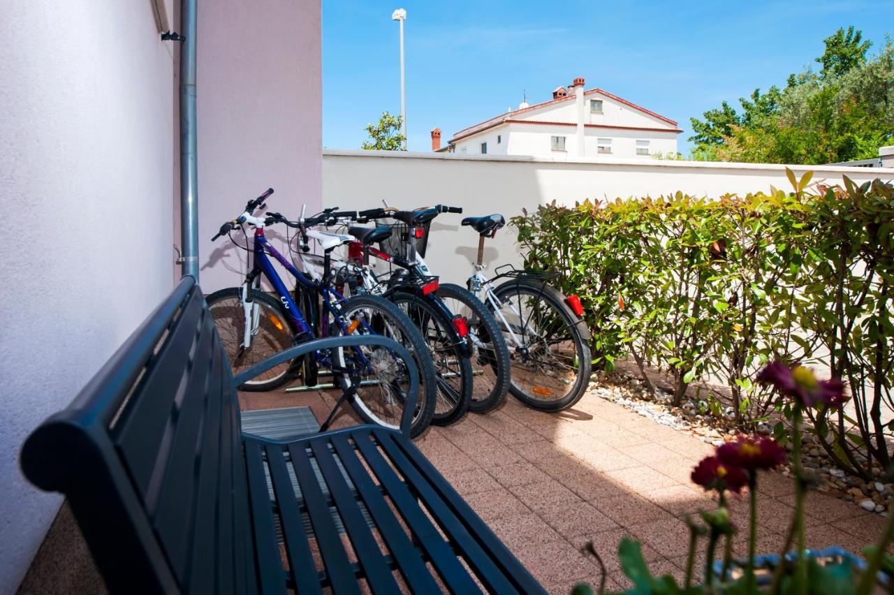 Apartments And Rooms Camaiore โรวีน ภายนอก รูปภาพ