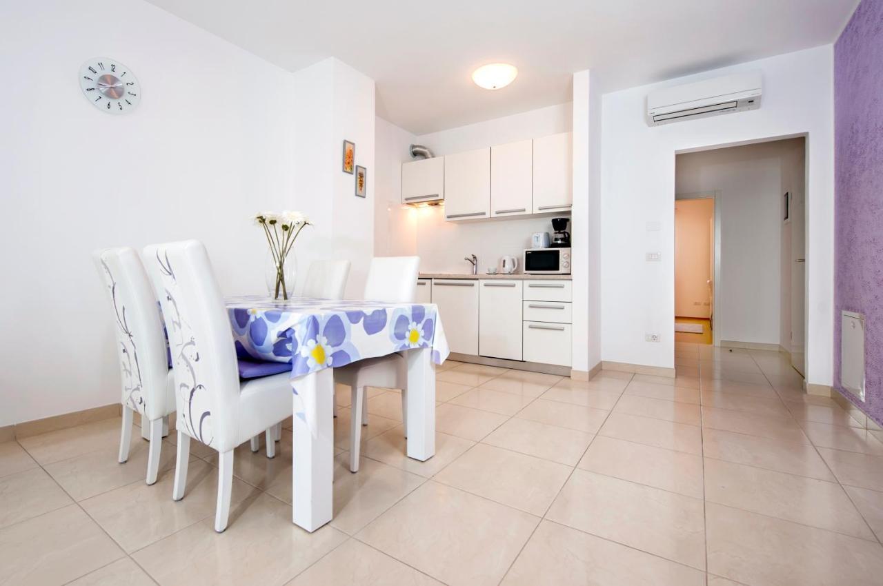 Apartments And Rooms Camaiore โรวีน ภายนอก รูปภาพ