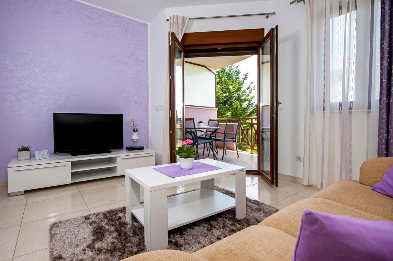 Apartments And Rooms Camaiore โรวีน ภายนอก รูปภาพ
