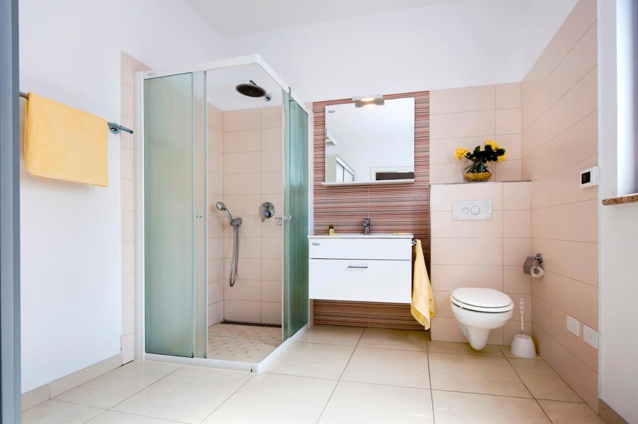 Apartments And Rooms Camaiore โรวีน ภายนอก รูปภาพ
