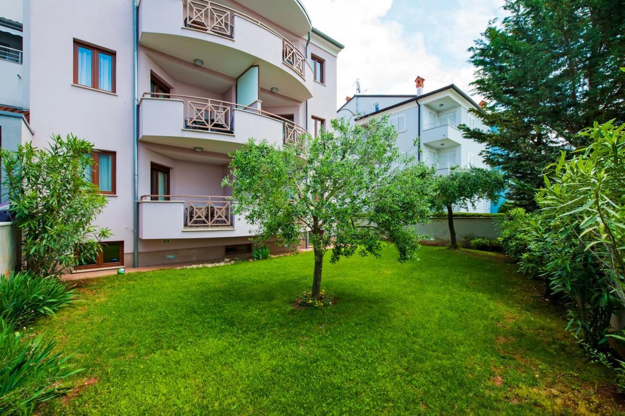 Apartments And Rooms Camaiore โรวีน ภายนอก รูปภาพ