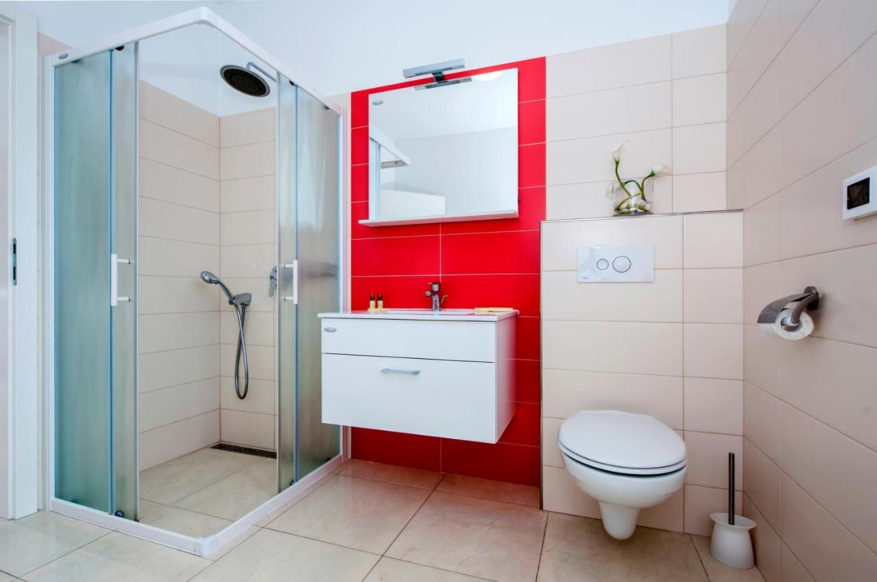 Apartments And Rooms Camaiore โรวีน ภายนอก รูปภาพ
