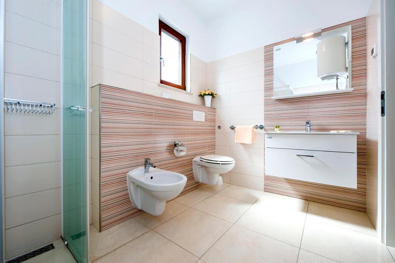 Apartments And Rooms Camaiore โรวีน ภายนอก รูปภาพ