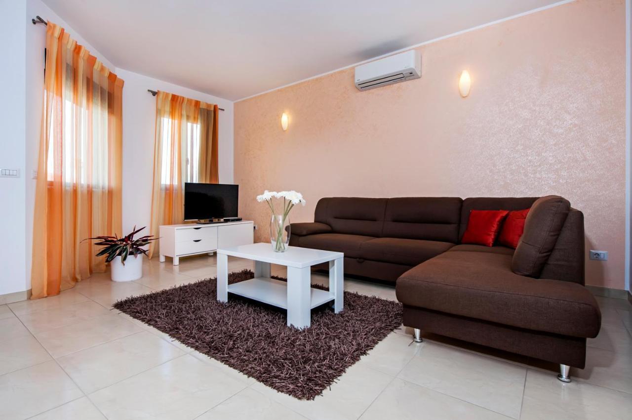 Apartments And Rooms Camaiore โรวีน ภายนอก รูปภาพ
