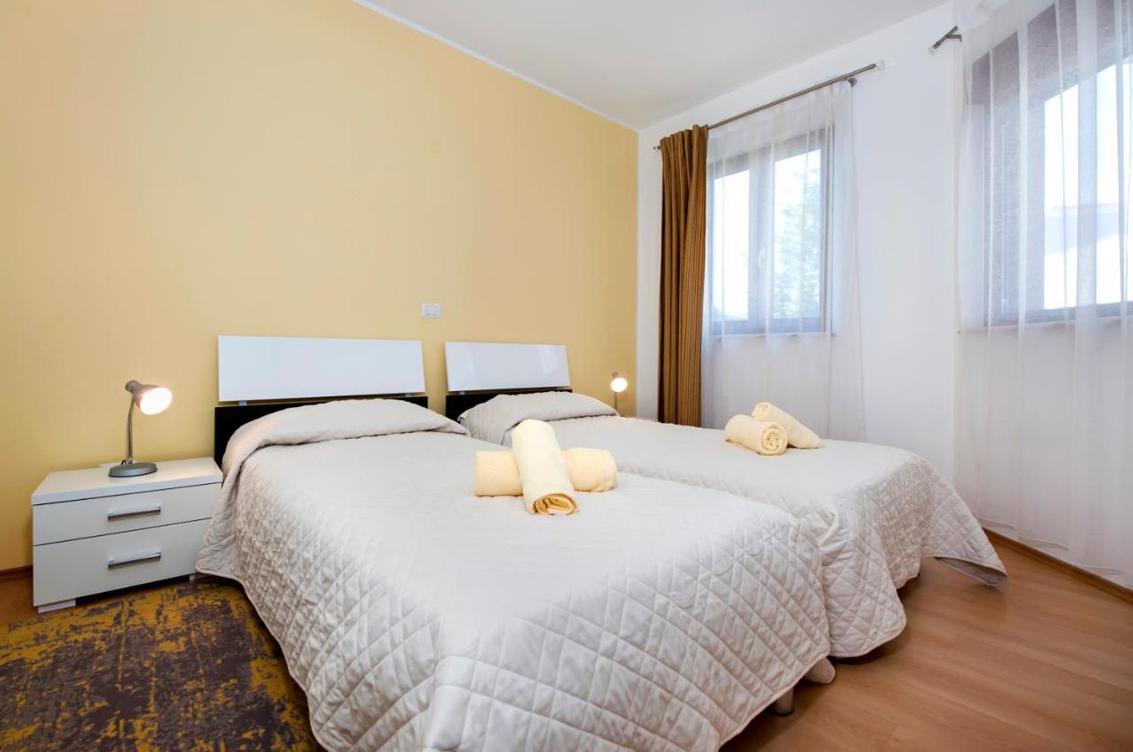 Apartments And Rooms Camaiore โรวีน ภายนอก รูปภาพ