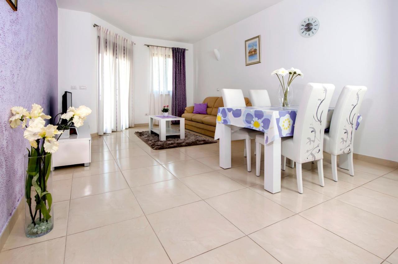 Apartments And Rooms Camaiore โรวีน ภายนอก รูปภาพ