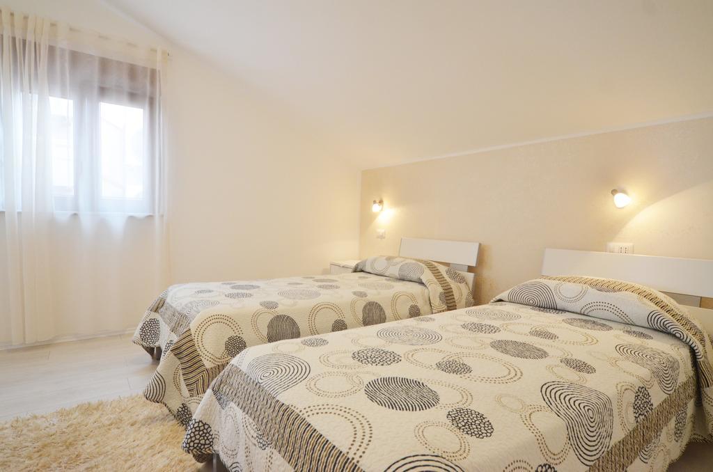 Apartments And Rooms Camaiore โรวีน ภายนอก รูปภาพ