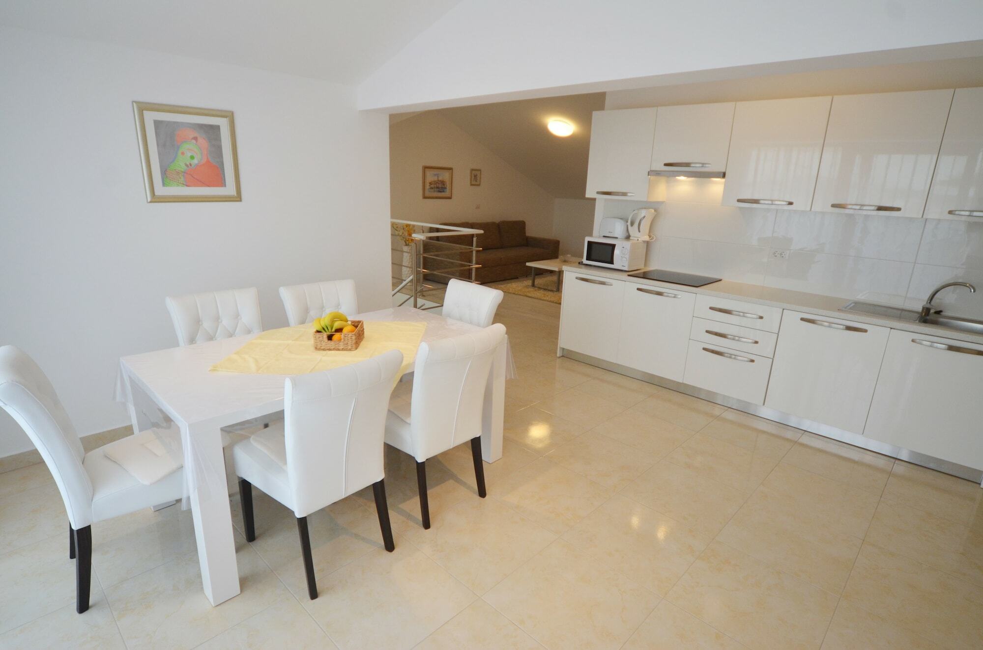 Apartments And Rooms Camaiore โรวีน ภายนอก รูปภาพ